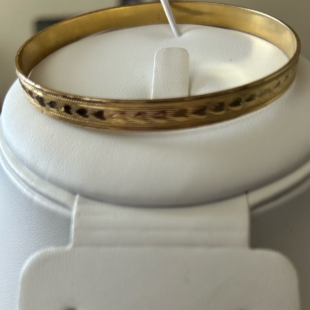 🌹3/$10 - Gold tone vintage bangle bracelet with heart ❤️ pattern, EUC🌹